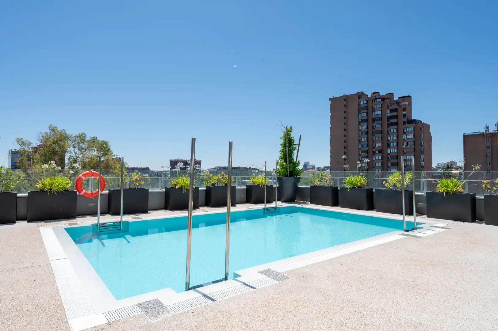 Piscina de Apartament de lloguer en Madrid amb Aire condicionat, Calefacció i Traster