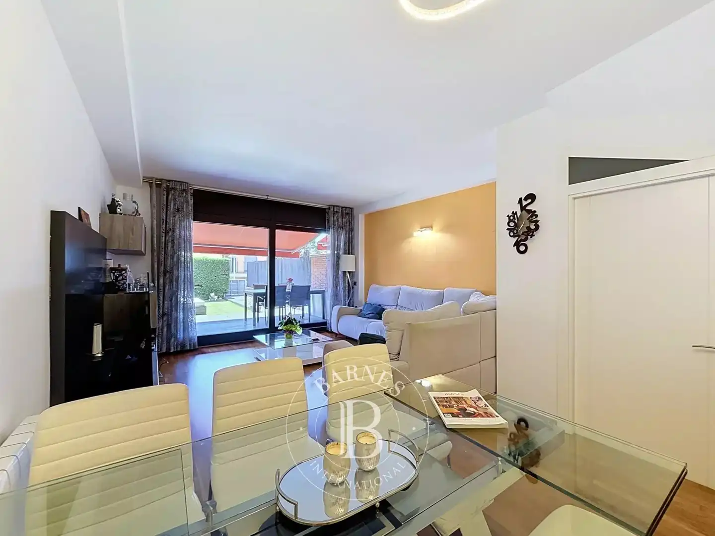 Wohnzimmer von Einfamilien-Reihenhaus zum Verkauf in Calella mit Klimaanlage, Heizung und Terrasse