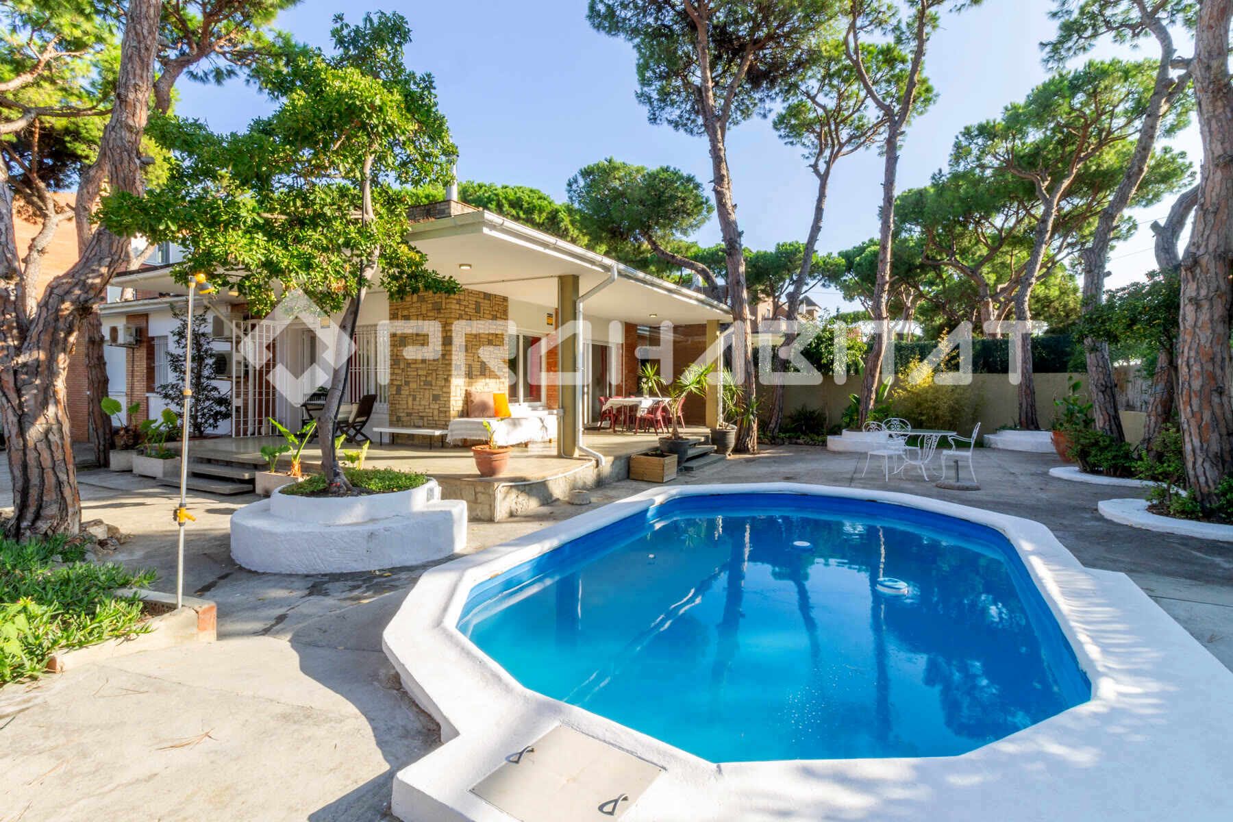 Vista exterior de Casa o xalet de lloguer en Castelldefels amb Aire condicionat, Calefacció i Jardí privat