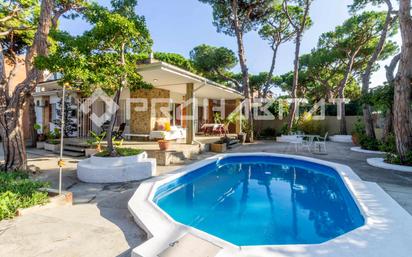 Vista exterior de Casa o xalet de lloguer en Castelldefels amb Aire condicionat, Calefacció i Jardí privat