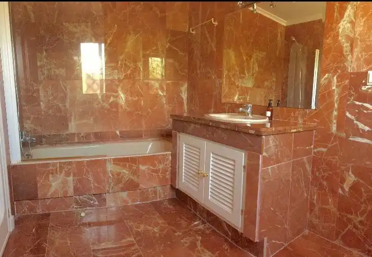 Bany de Casa adosada de lloguer en Estepona amb Aire condicionat, Terrassa i Moblat