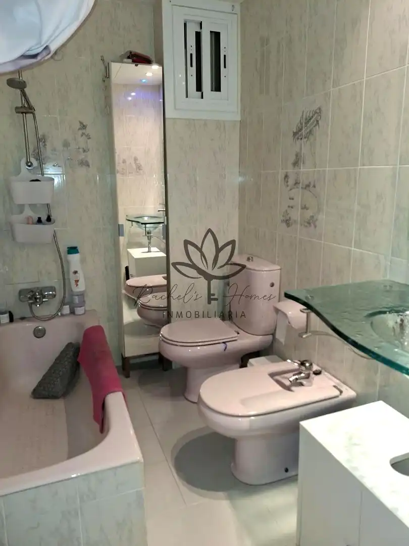 Badezimmer von Einfamilien-Reihenhaus zum Verkauf in Castelldefels mit Klimaanlage, Heizung und Privatgarten