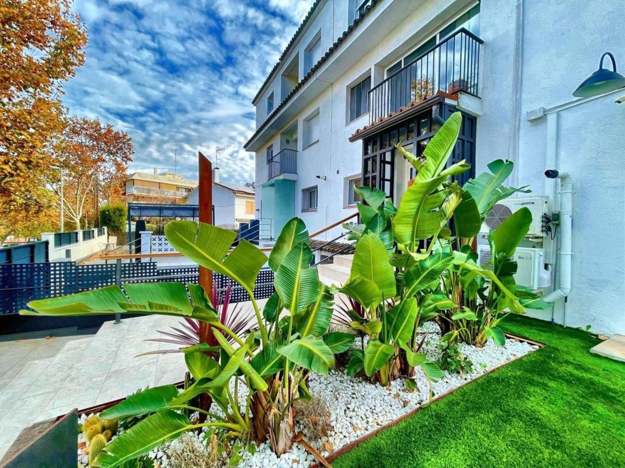 Exterior view of Single-family semi-detached for sale in Cerdanyola del Vallès  with Air Conditioner, Heating and Private garden