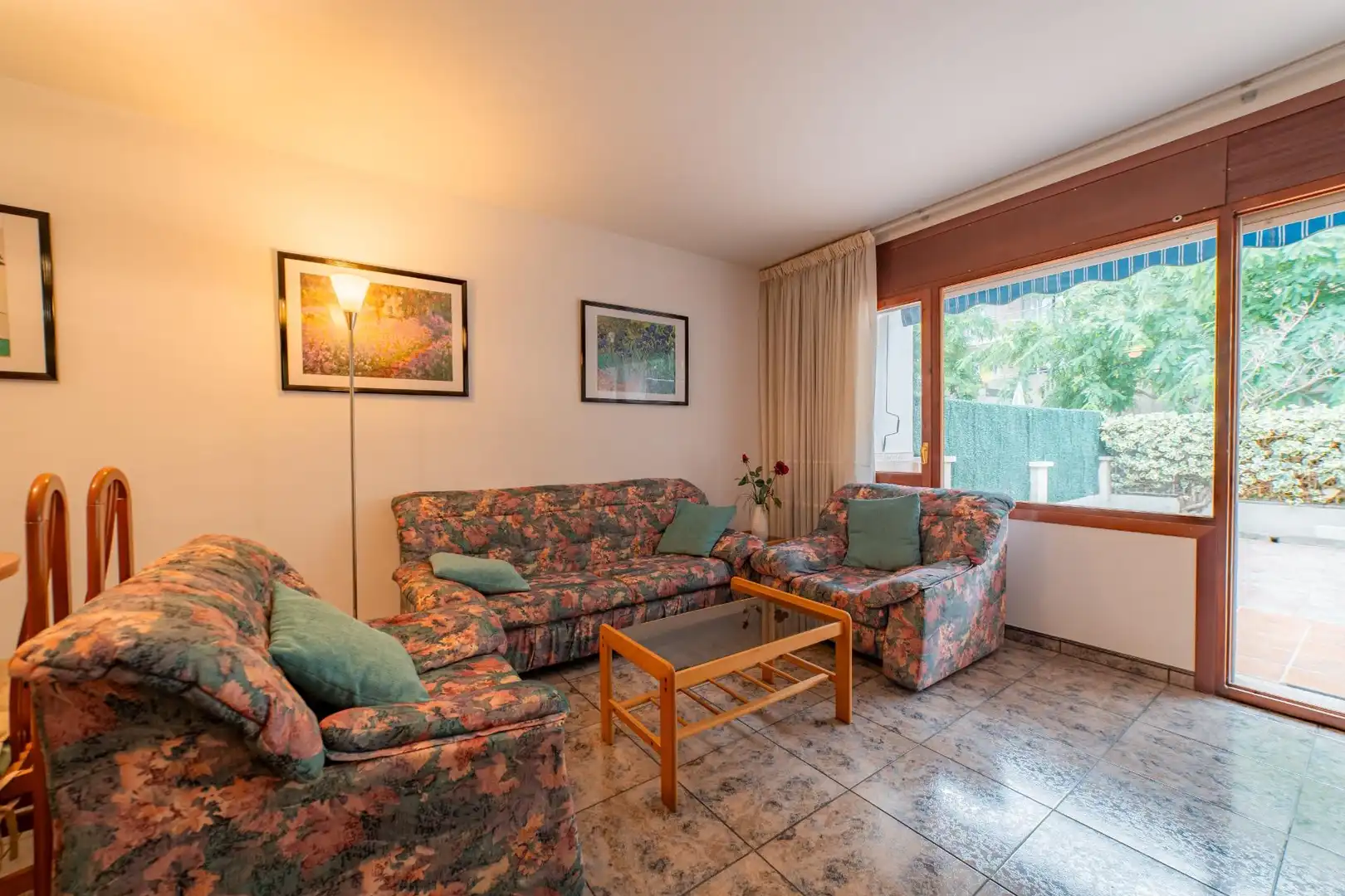 Sala d'estar de Casa o xalet en venda en Santa Susanna amb Jardí privat, Terrassa i Moblat