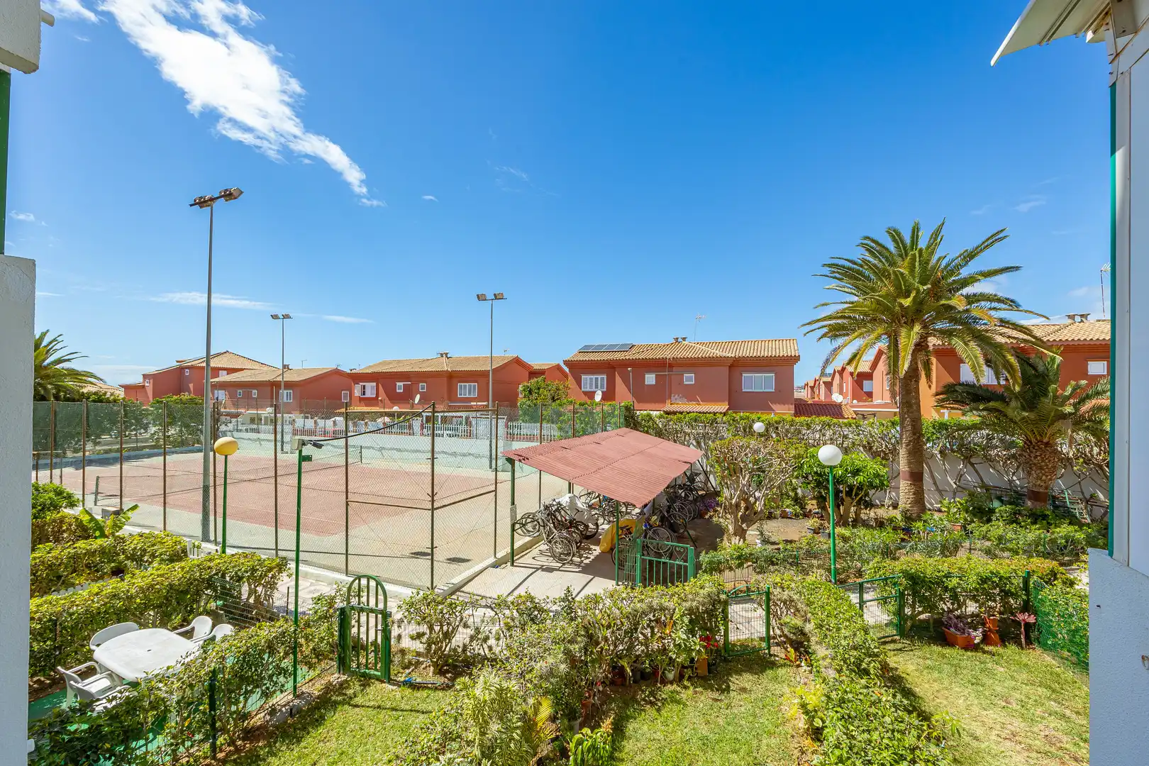 Vista exterior de Piso en venta en San Bartolomé de Tirajana con Terraza, Piscina y Amueblado