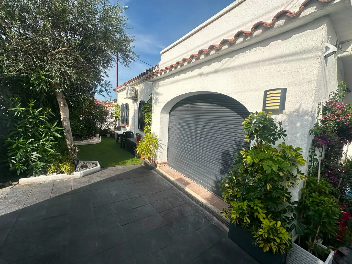 Vista exterior de Casa o xalet en venda en Mont-roig del Camp amb Aire condicionat, Jardí privat i Terrassa