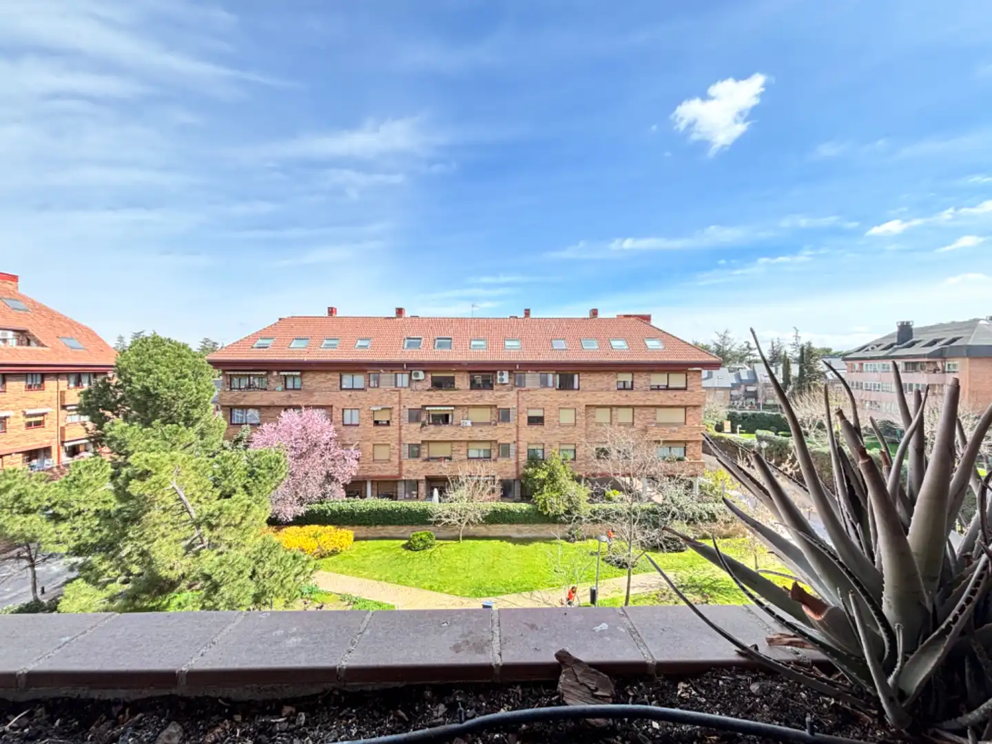 Außenansicht von Wohnung zum Verkauf in Majadahonda mit Klimaanlage, Heizung und Privatgarten