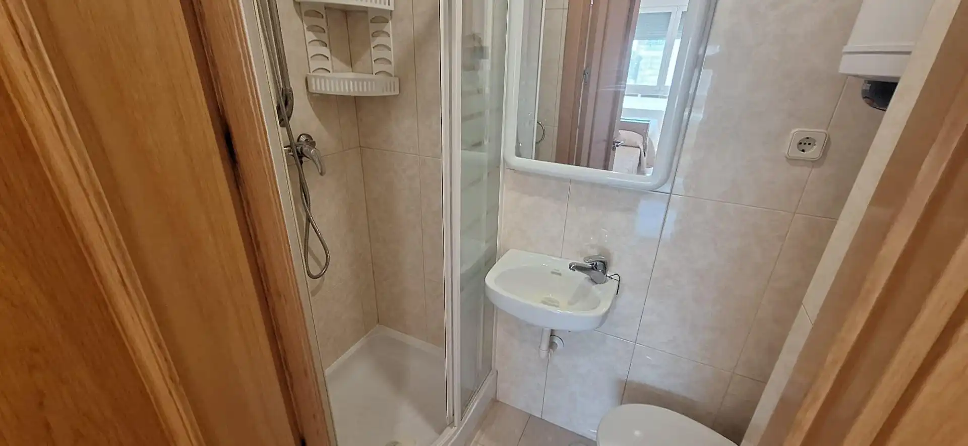 Baño de Apartamento de alquiler en Benidorm con Aire acondicionado, Jardín privado y Amueblado