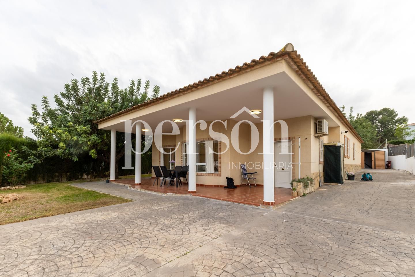 Vista exterior de Casa o xalet de lloguer en Paterna amb Aire condicionat, Jardí privat i Terrassa