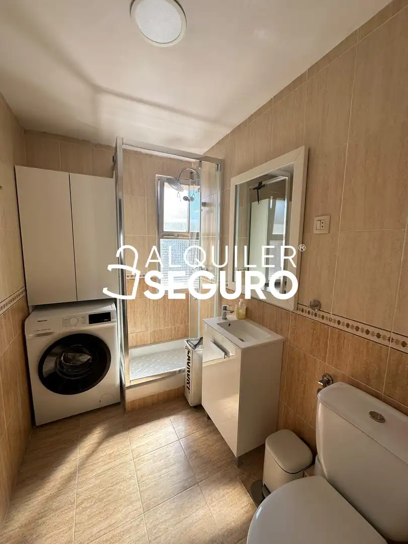 Baño de Piso de alquiler en Madrid con Aire acondicionado, Calefacción y Amueblado