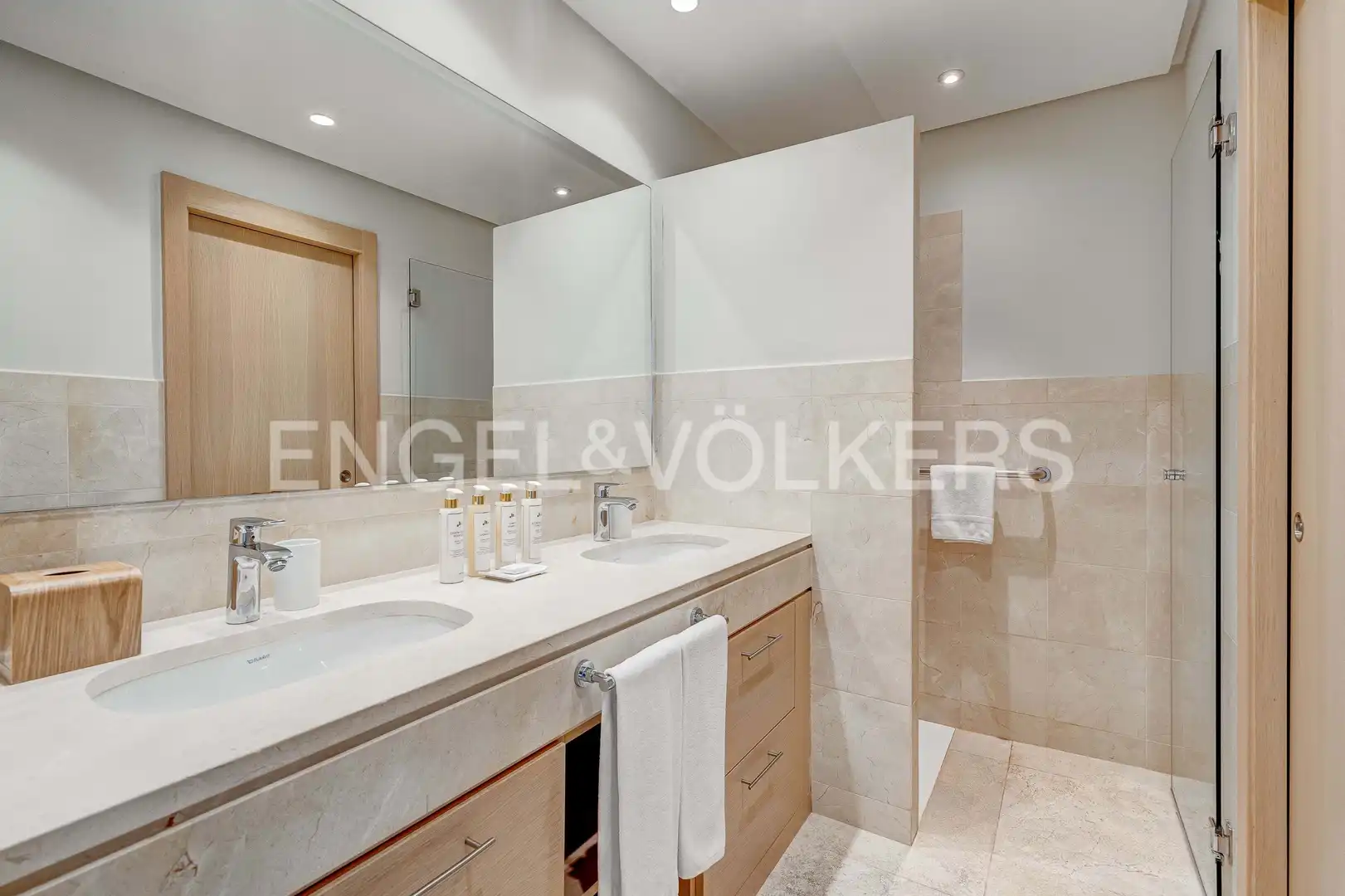Baño de Piso en venta en Guía de Isora con Aire acondicionado, Terraza y Piscina