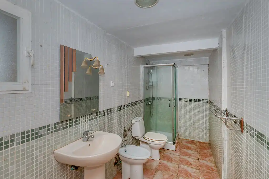 Bany de Casa adosada en venda en Alcoba amb Aire condicionat