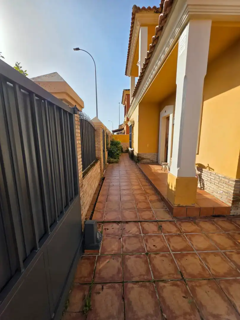 Vista exterior de Casa o xalet en venda en La Rinconada amb Aire condicionat, Calefacció i Jardí privat