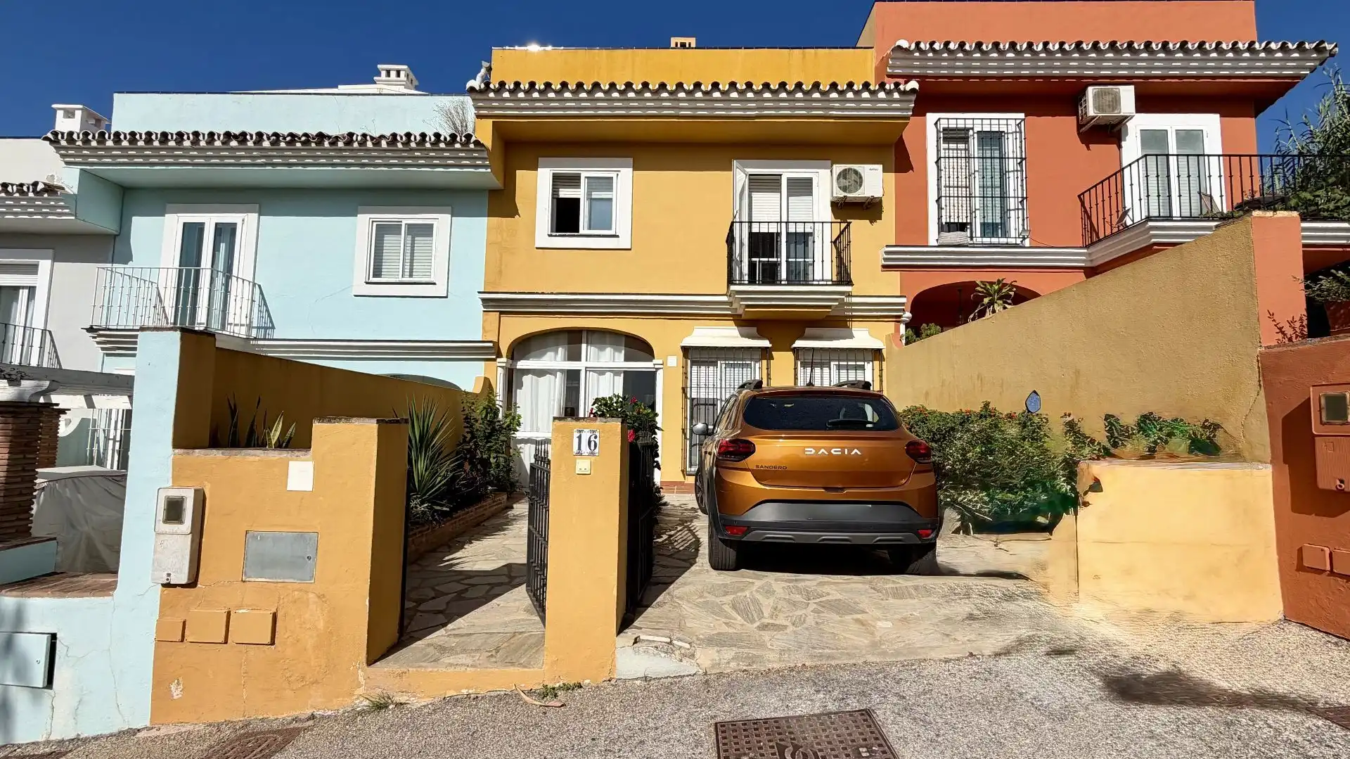 Außenansicht von Einfamilien-Reihenhaus zur Miete in Fuengirola mit Klimaanlage, Privatgarten und Terrasse