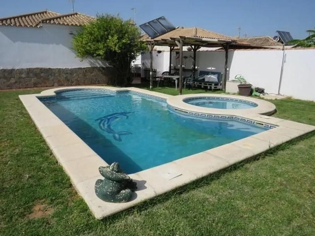 Piscina de Casa adosada en venda en Chiclana de la Frontera amb Calefacció, Jardí privat i Terrassa