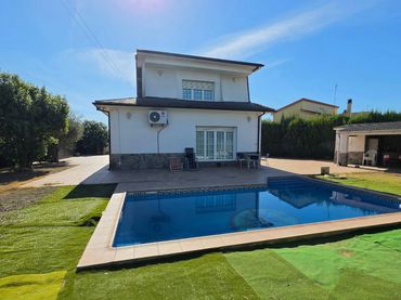 Xalet amb piscina en venda a Avinguda de Cardedeu