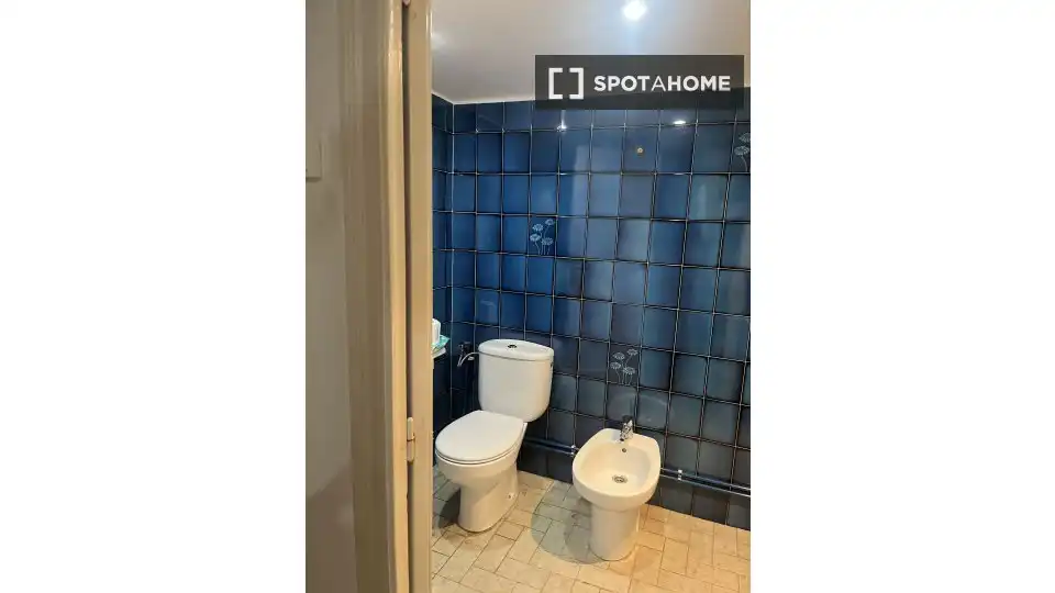 Baño de Piso para compartir en Eixample