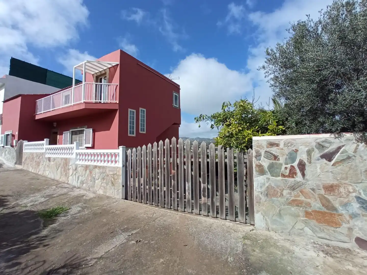 Vista exterior de Casa o xalet en venda en Santa Brígida amb Jardí privat, Terrassa i Traster