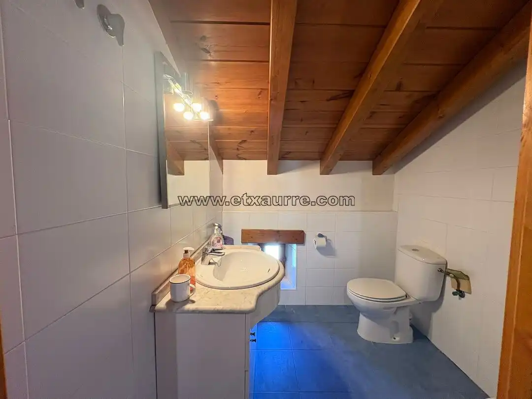 Badezimmer von Country house zum Verkauf in Ayala / Aiara mit Heizung
