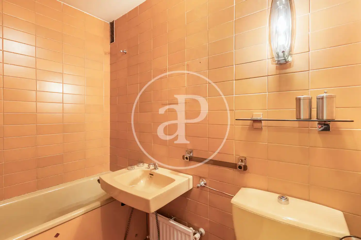 Badezimmer von Wohnung zum Verkauf in Madrid mit Klimaanlage, Heizung und Privatgarten