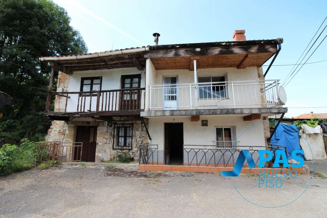 Vista exterior de Casa o xalet en venda en Villafufre amb Jardí privat i Balcó