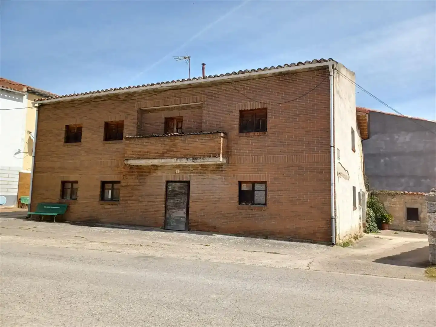 Vista exterior de Casa adosada en venda en Valle de Oca amb Balcó