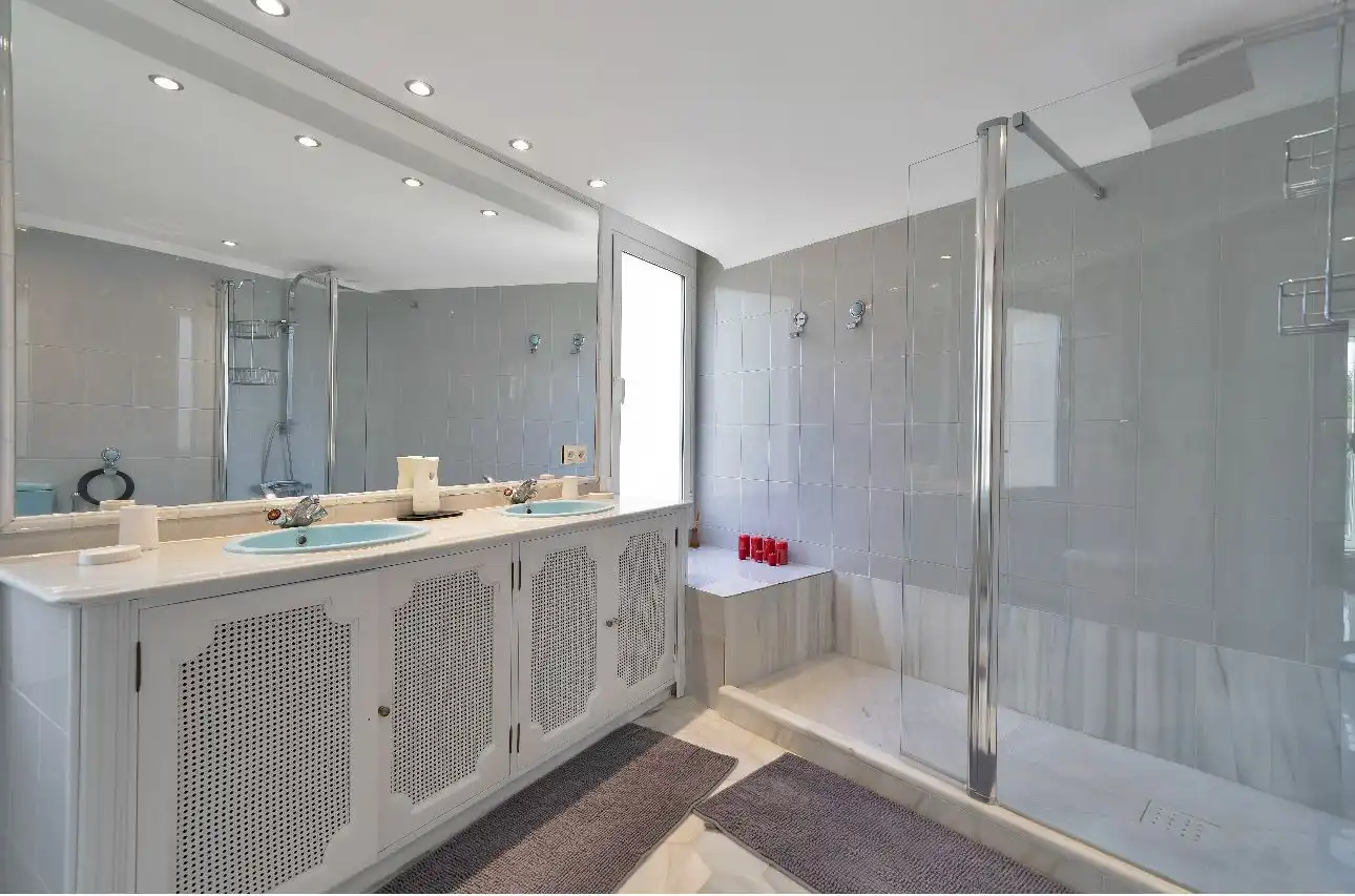 Bany de Casa o xalet de lloguer en Marbella amb Aire condicionat, Jardí privat i Terrassa