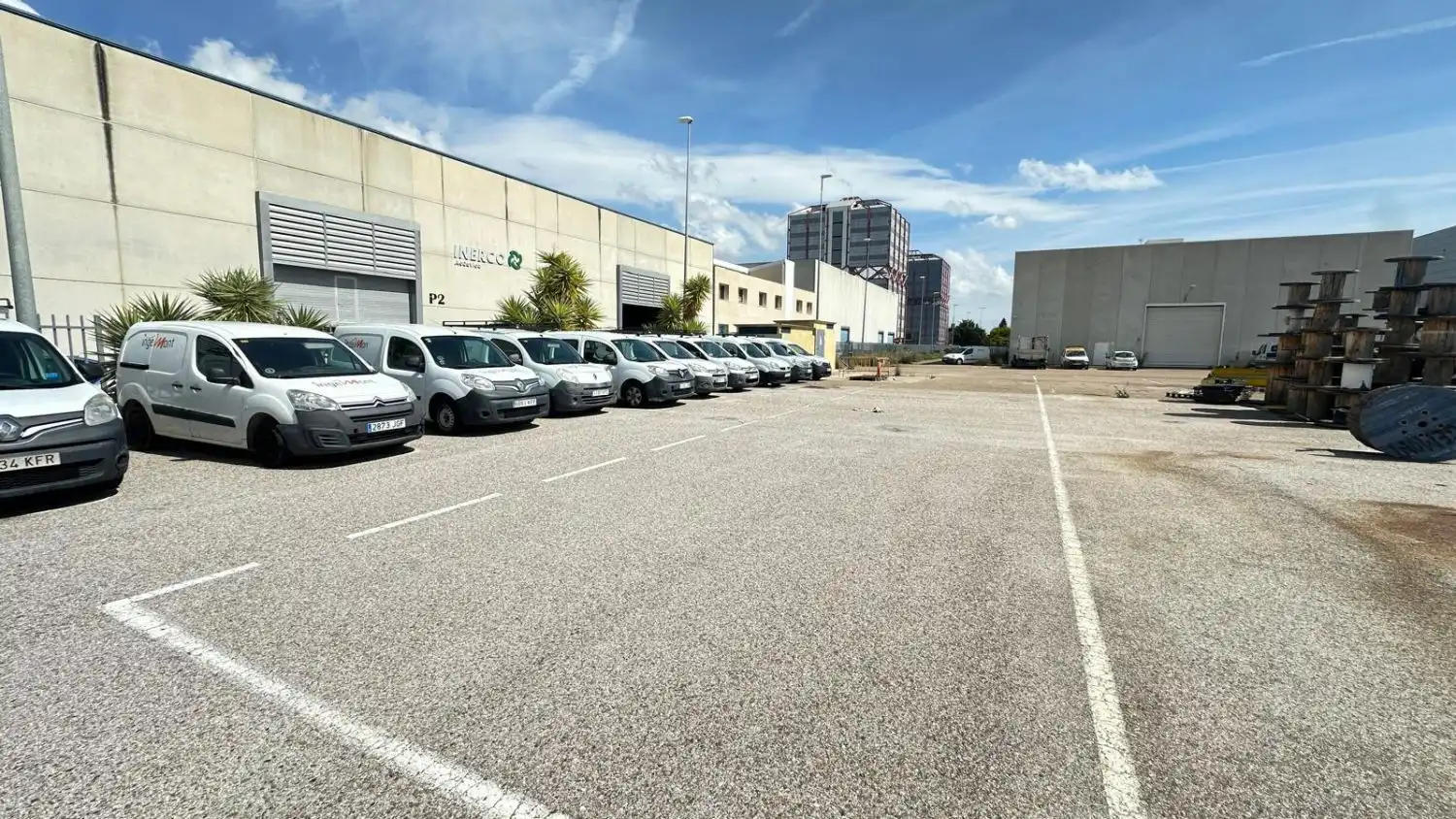 Parkplatz von Fabrikhallen zur Miete in La Rinconada