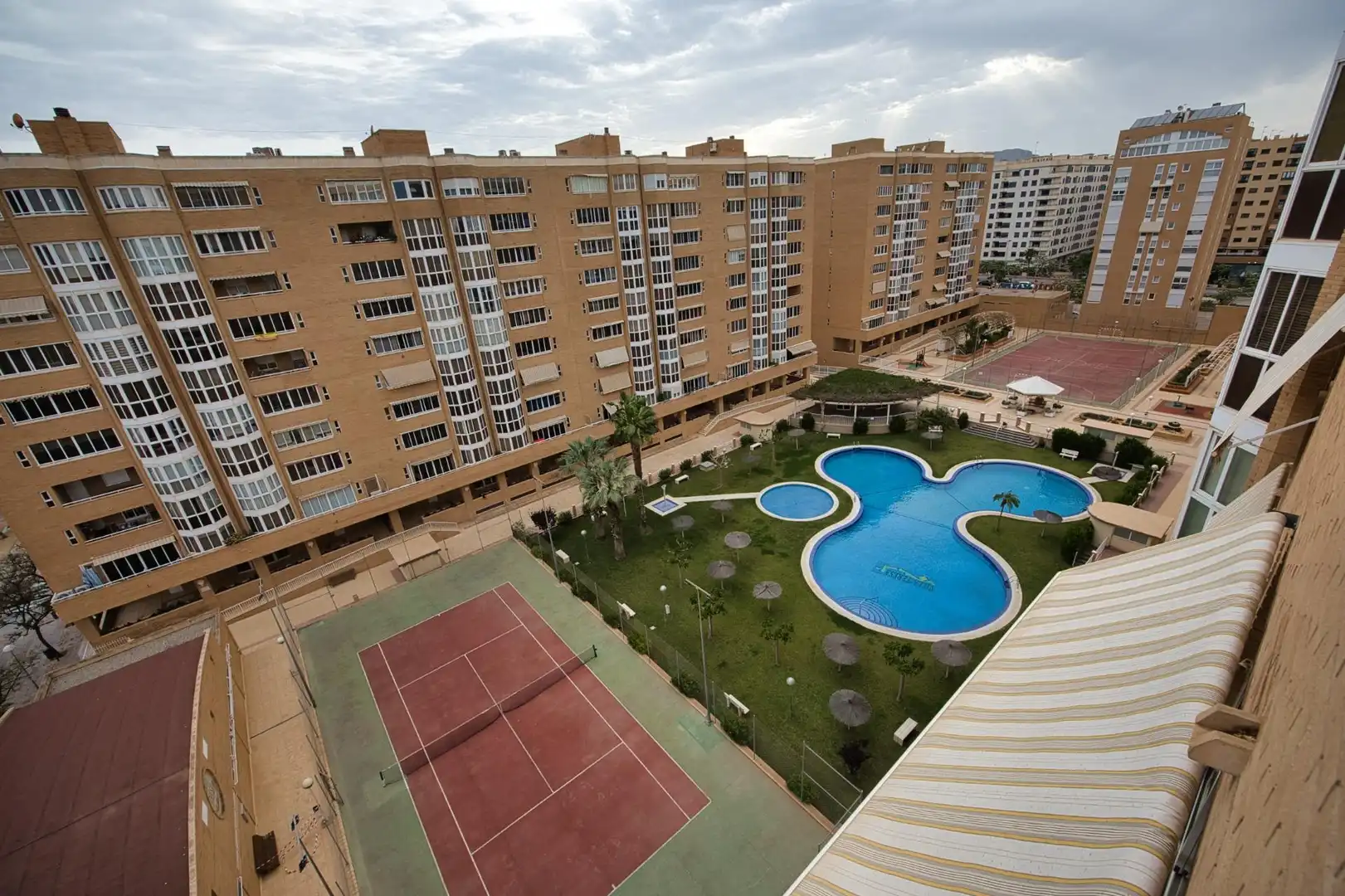 Piscina de Pis en venda en Alicante / Alacant amb Terrassa, Traster i Piscina comunitària
