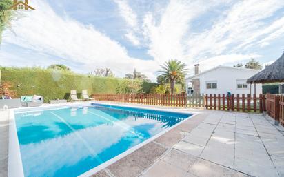 Swimming pool of House or chalet for sale in Villanueva de la Cañada  with Heating, Private garden and Storage room