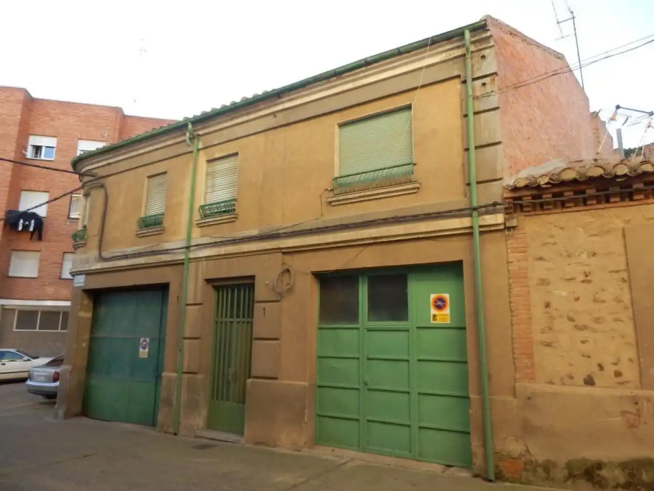 Vista exterior de Casa o xalet en venda en La Bañeza  amb Traster