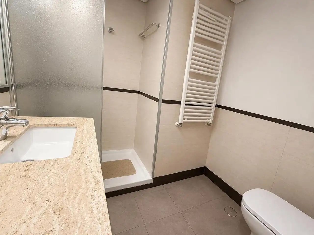 Bathroom of Flat for sale in Madrid  with Air Conditioner, Heating and Parquet flooring