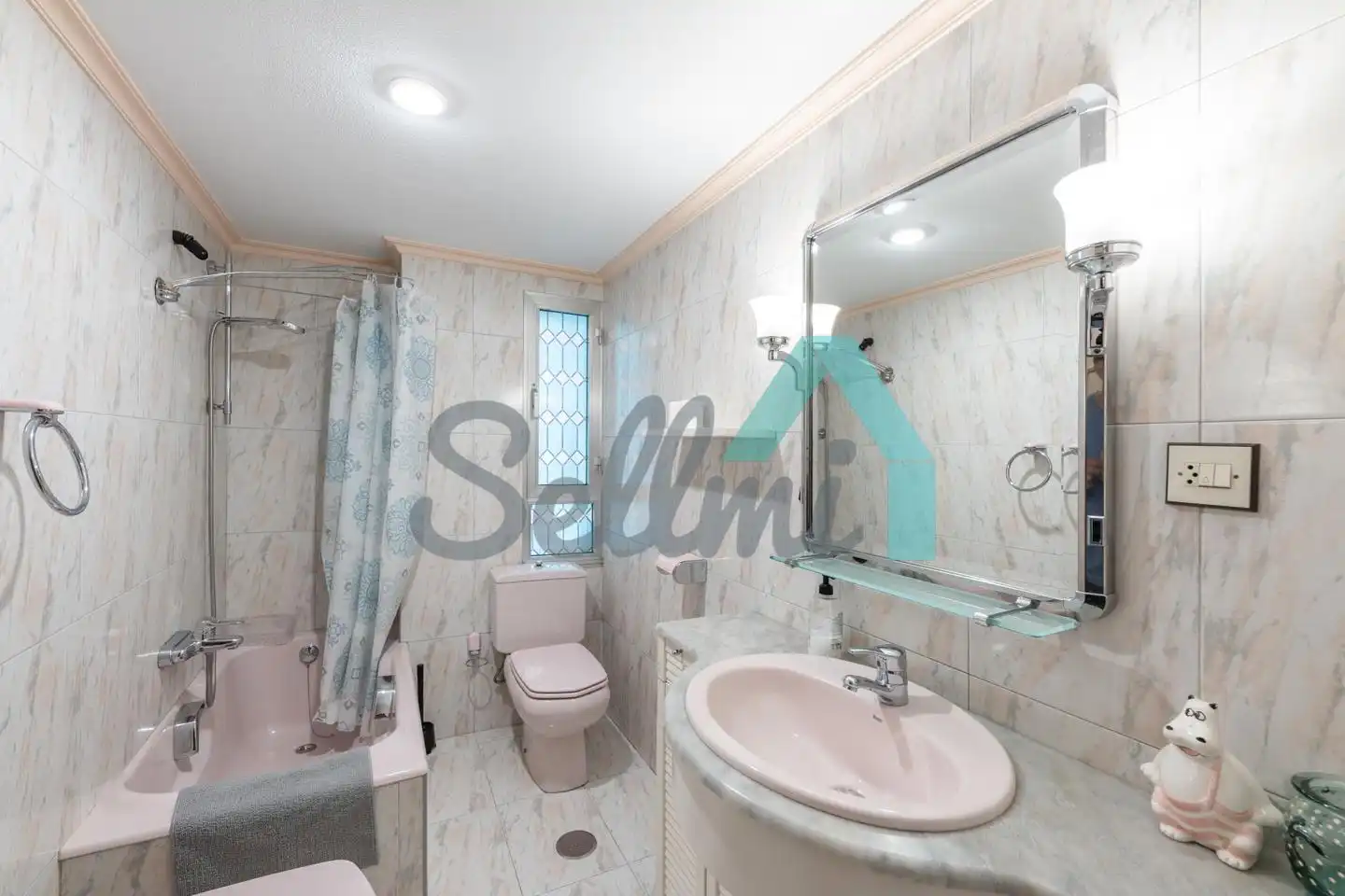 Bathroom of Flat for share in Oviedo   with Heating, Parquet flooring and Terrace