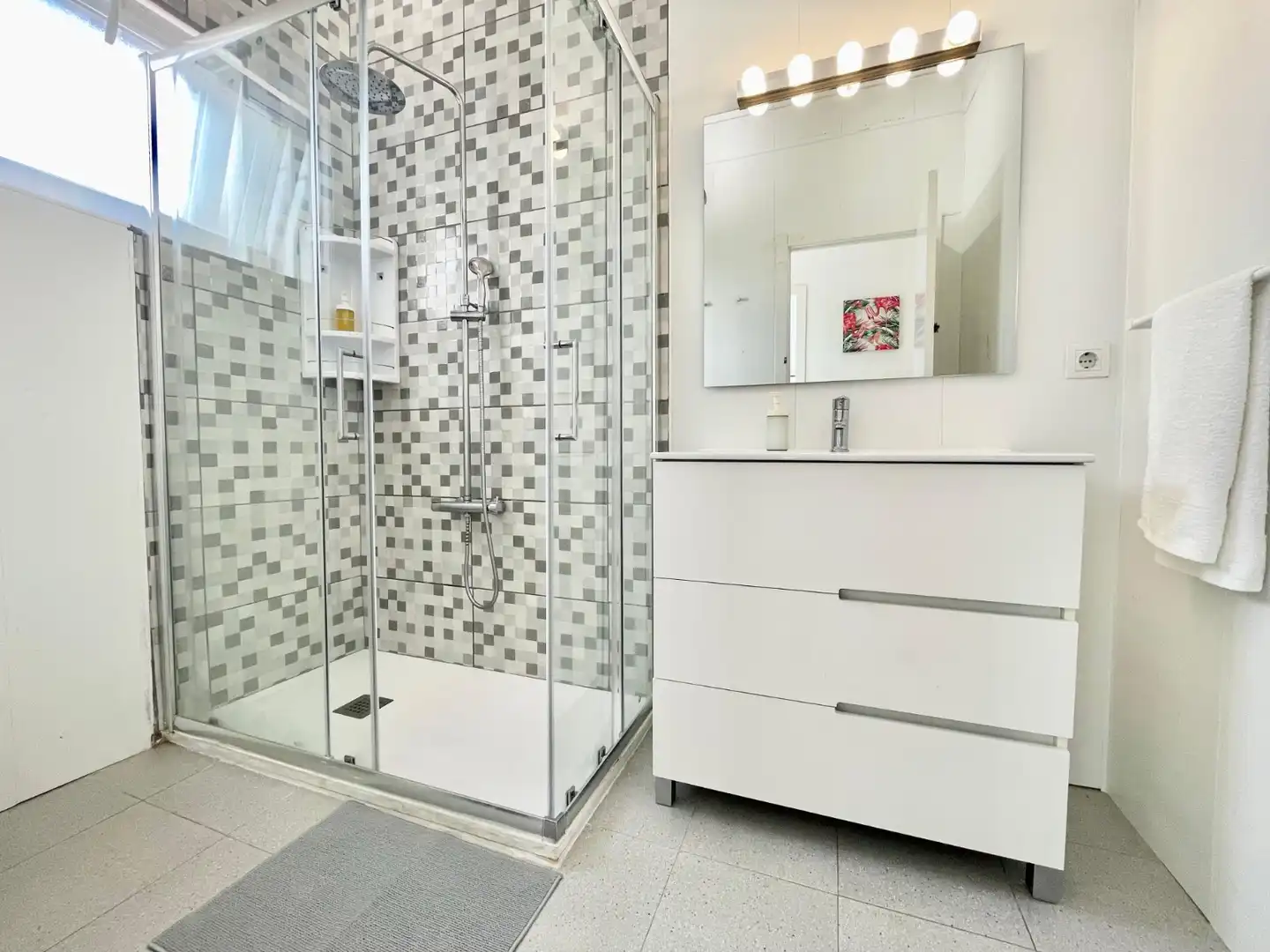 Baño de Apartamento de alquiler en Torrevieja con Aire acondicionado, Calefacción y Terraza