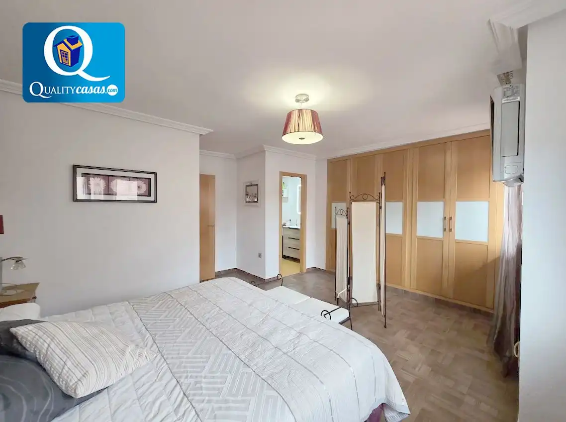 Dormitori de Casa o xalet en venda en Alicante / Alacant amb Aire condicionat, Terrassa i Piscina comunitària