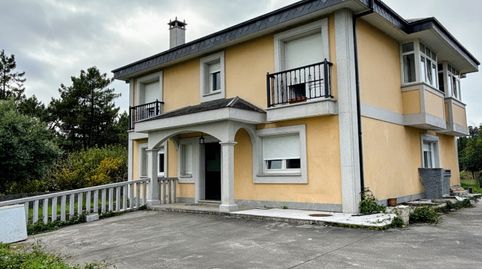 Inmobiliaria A Ponte vende casa en Carballo con piscina y finca de 3.000 m²