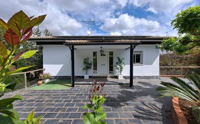 Vista exterior de Casa o xalet en venda en Castellví de Rosanes amb Aire condicionat, Calefacció i Jardí privat