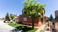 Vista exterior de Casa o xalet en venda en Arroyomolinos (Madrid) amb Aire condicionat, Calefacció i Jardí privat