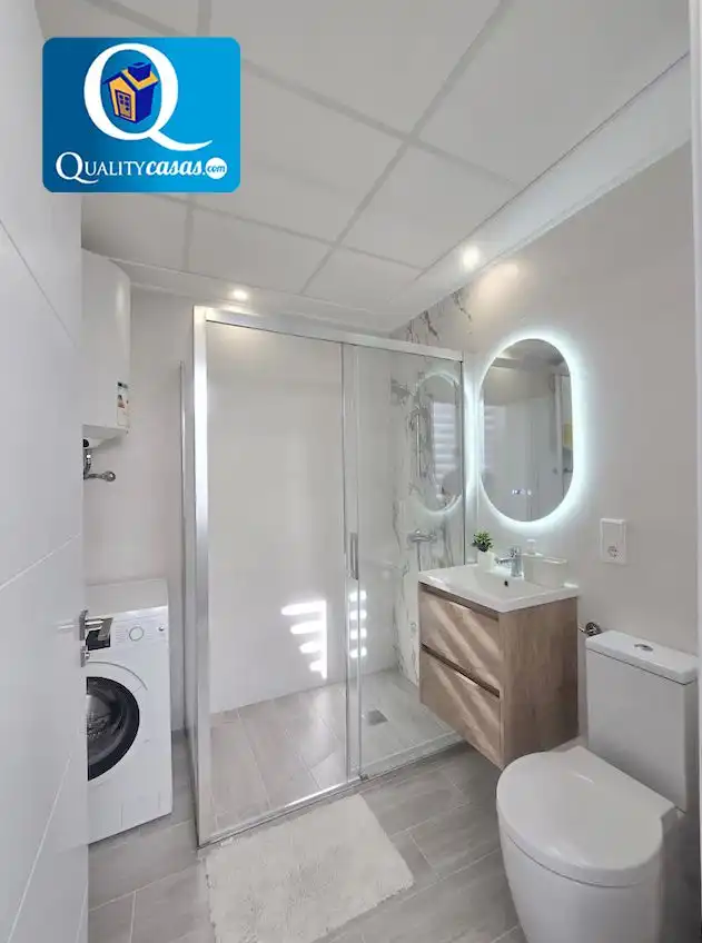 Baño de Apartamento en venta en Alicante / Alacant con Aire acondicionado