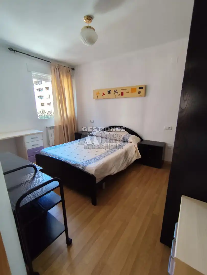 Bedroom of Flat for share in Granada  with Heating, Parquet flooring and Furnished