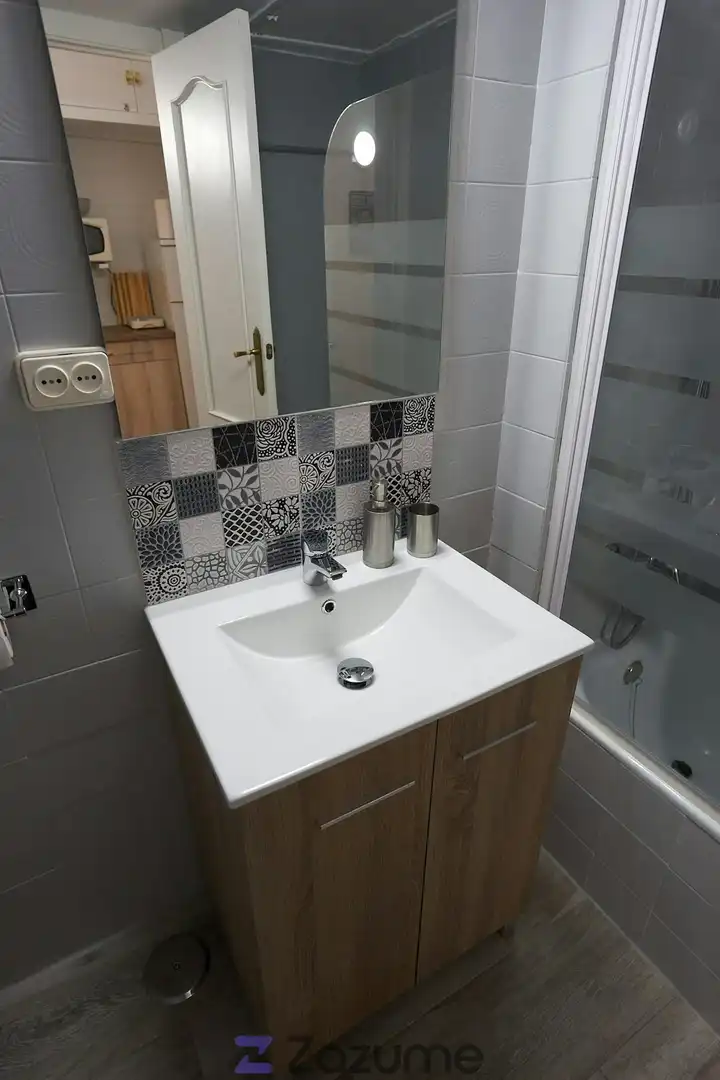Baño de Estudio de alquiler en Torremolinos con Aire acondicionado, Amueblado y Lavadora