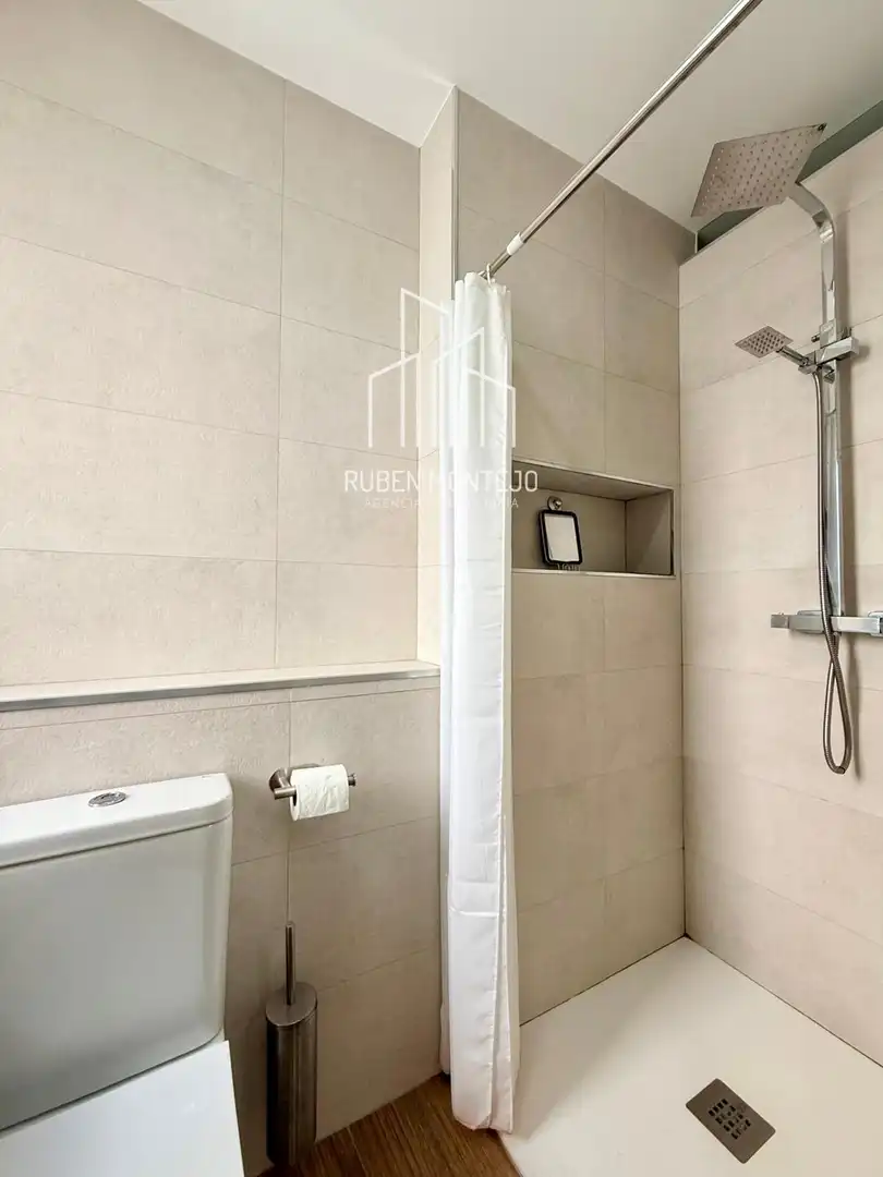 Bathroom of Flat for rent in Salamanca  with Heating, Terrace and Furnished
