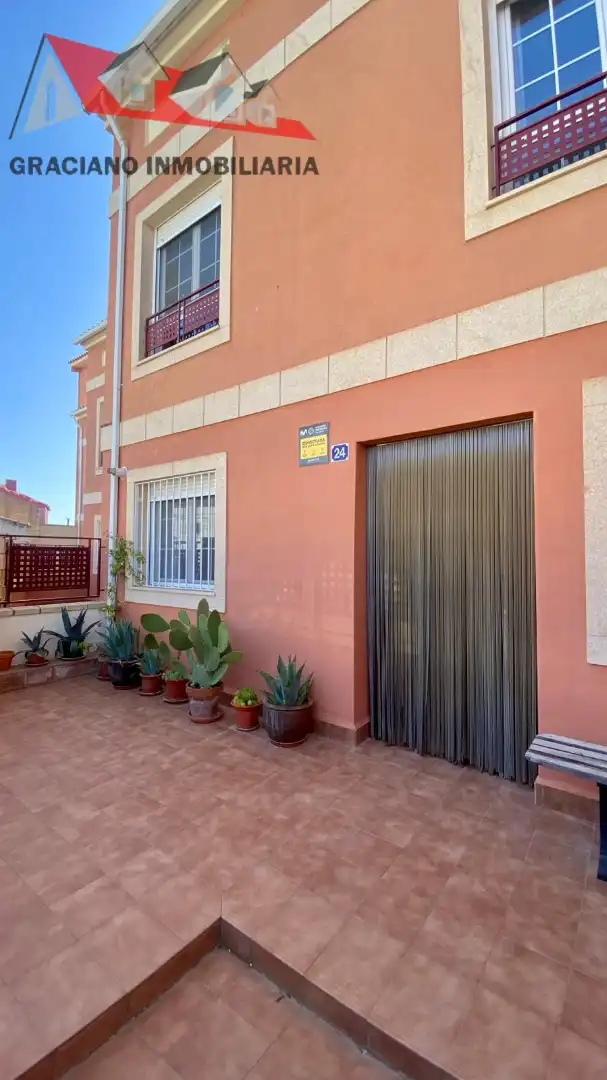 Aparcament de Casa adosada en venda en Albacete amb Calefacció, Jardí privat i Terrassa