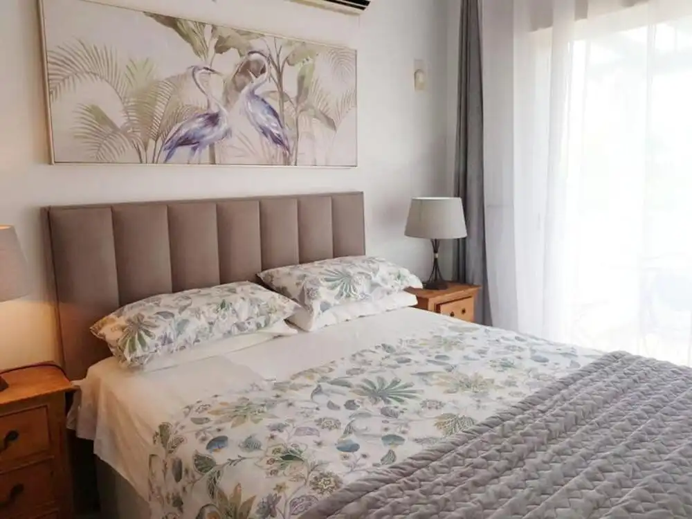 Dormitori de Casa adosada de lloguer en Marbella amb Aire condicionat, Jardí privat i Terrassa