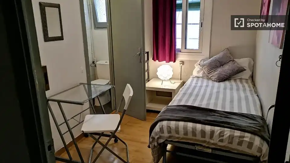 Dormitori de Pis de lloguer en Barcelona amb Aire condicionat, Calefacció i Moblat
