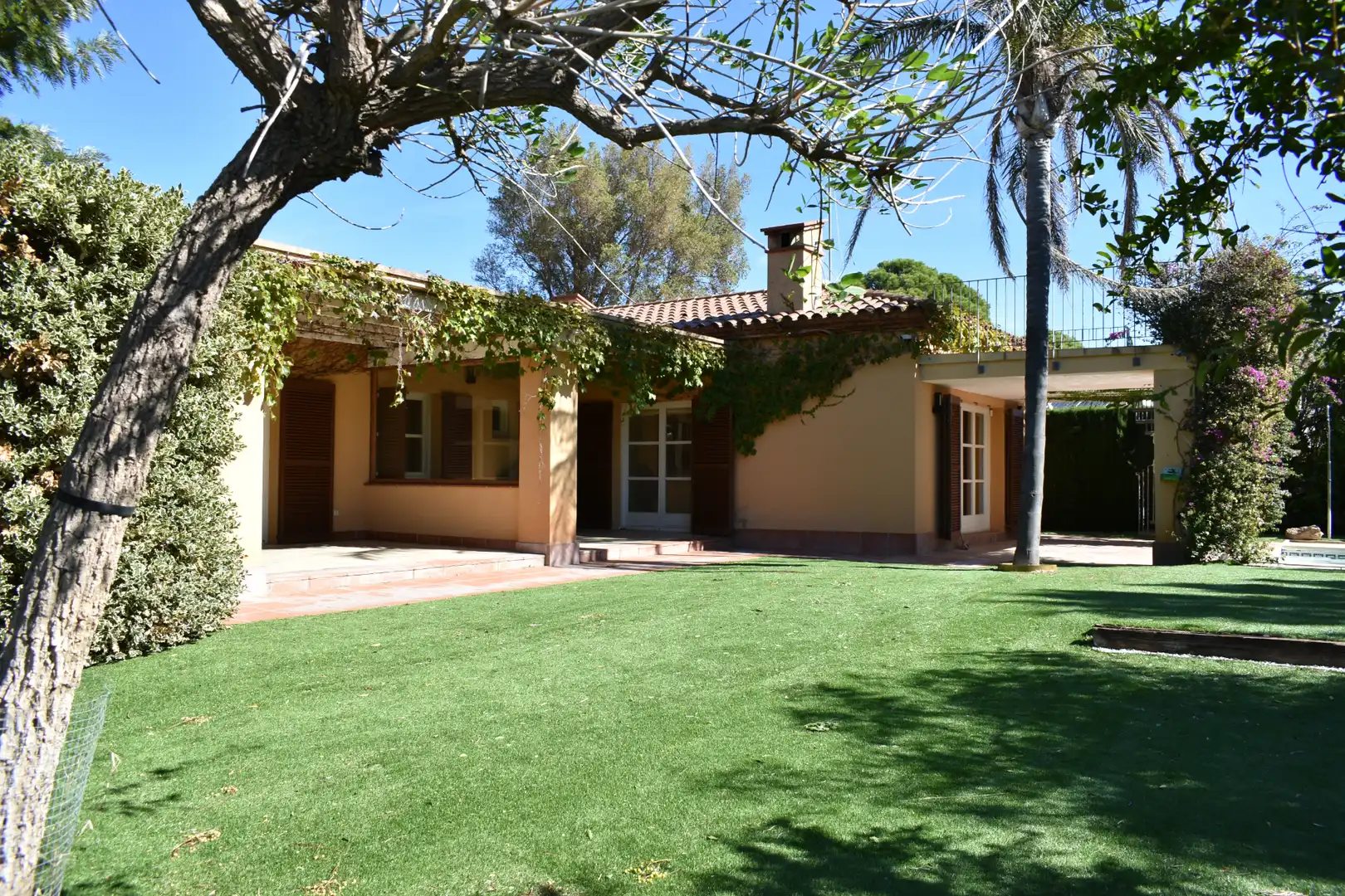 Vista exterior de Casa o xalet en venda en Mont-roig del Camp amb Aire condicionat, Calefacció i Jardí privat