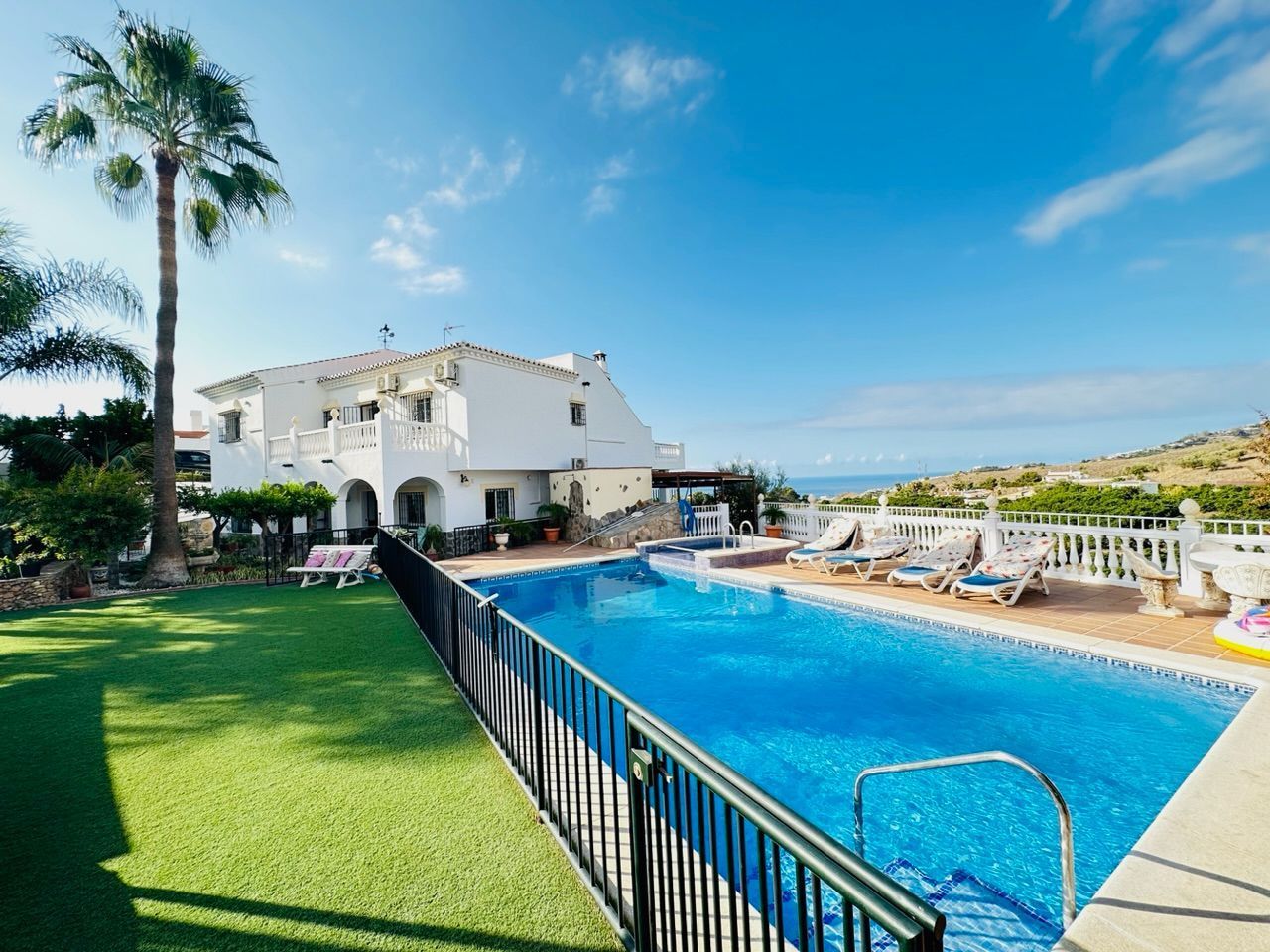 Piscina de Casa o xalet en venda en Nerja amb Aire condicionat, Jardí privat i Traster