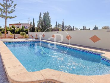 Casa amb piscina en venda a Los Arenales del Sol
