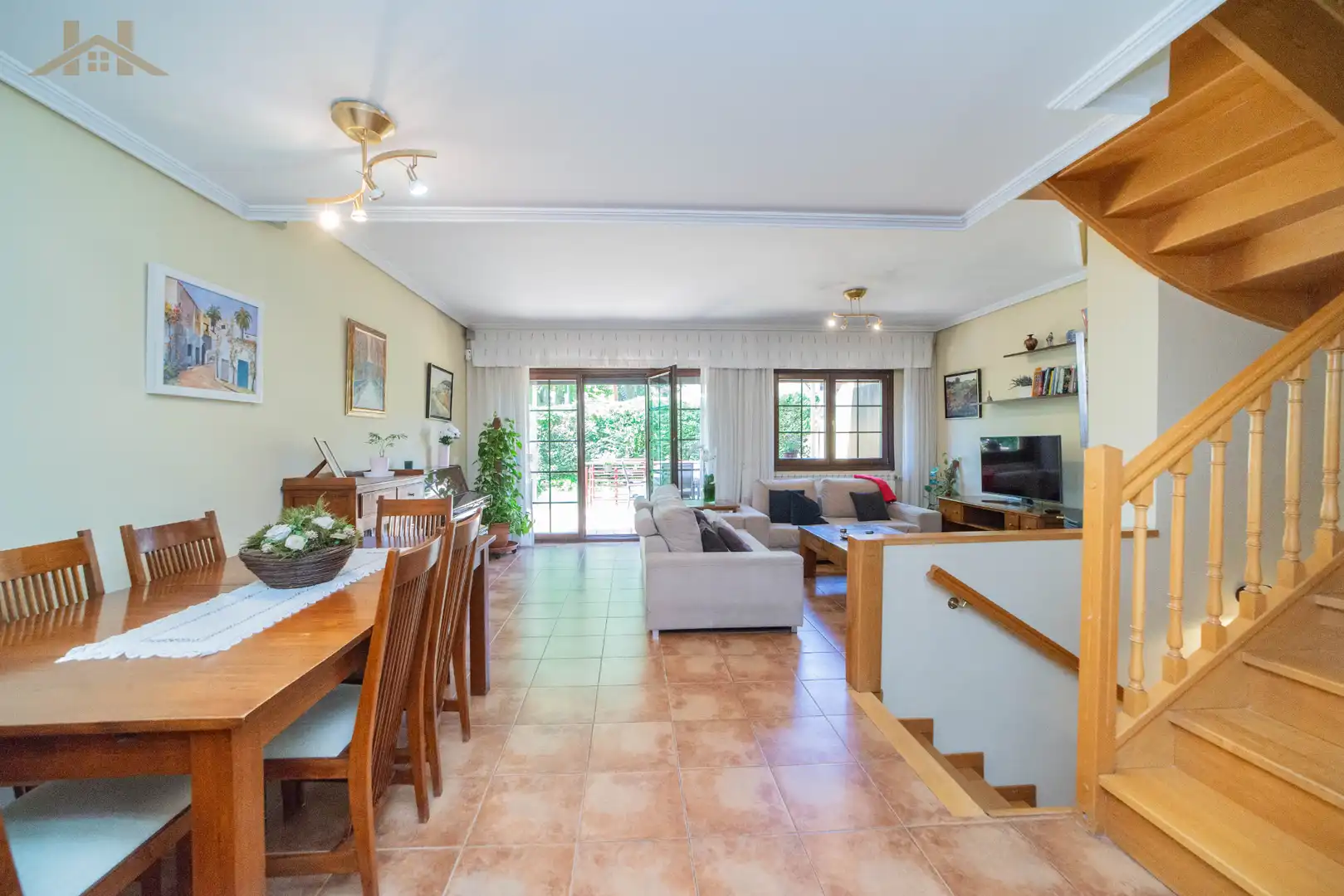 Wohnzimmer von Einfamilien-Reihenhaus zum Verkauf in Boadilla del Monte mit Heizung, Privatgarten und Abstellraum