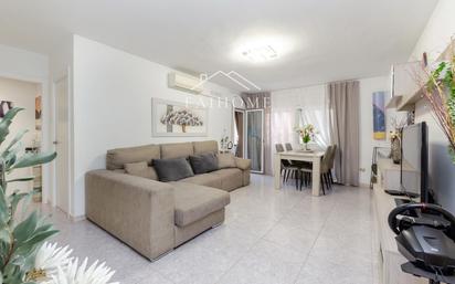 Living room of Flat for sale in Santa Coloma de Gramenet  with Air Conditioner, Heating and Parquet flooring